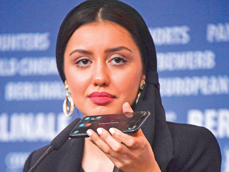 ابنة رسولوف تتسلم الجائزة 