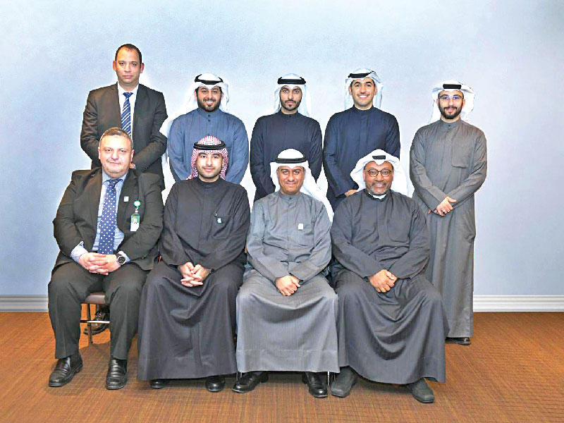رئيس التمويل للمجموعة في «بيتك» أحمد الخرجي ومسؤولون في «بيتك» مع المتدربين 