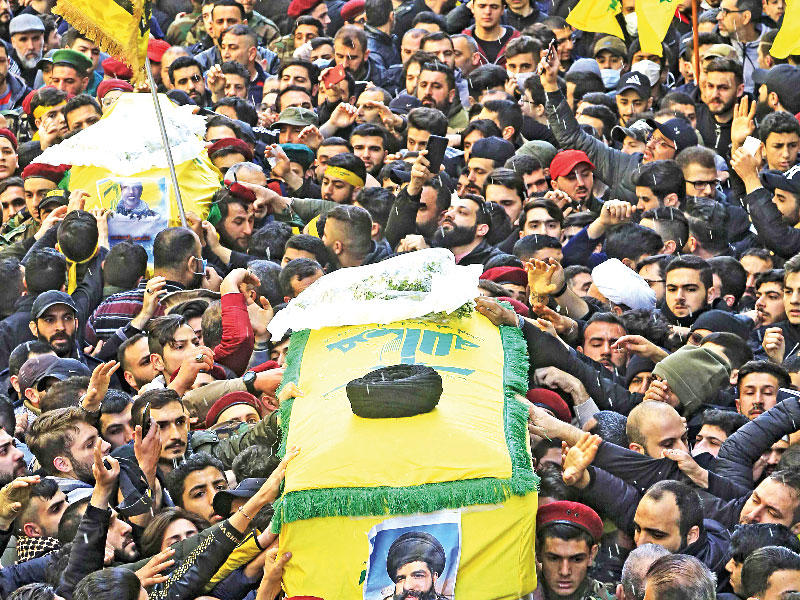 جانب من تشييع أحد قتلى حزب الله في سورية أمس بضاحية بيروت الجنوبية tt           (أ ف ب)