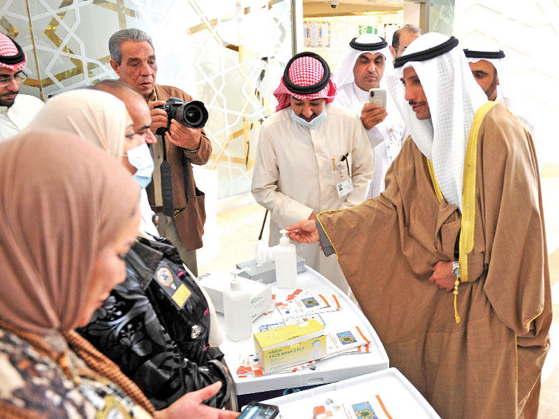 رئيس مجلس الامة مرزوق الغانم يعقم يديه