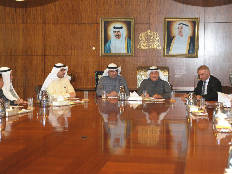 جانب من جلسة مجلس إدارة غرفة التجارة مع الوزير الروضان