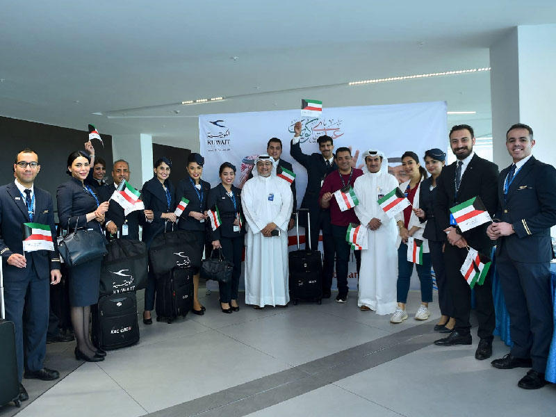 طاقم «الكويتية» يحتفل بالأعياد الوطنية بمبنى T4