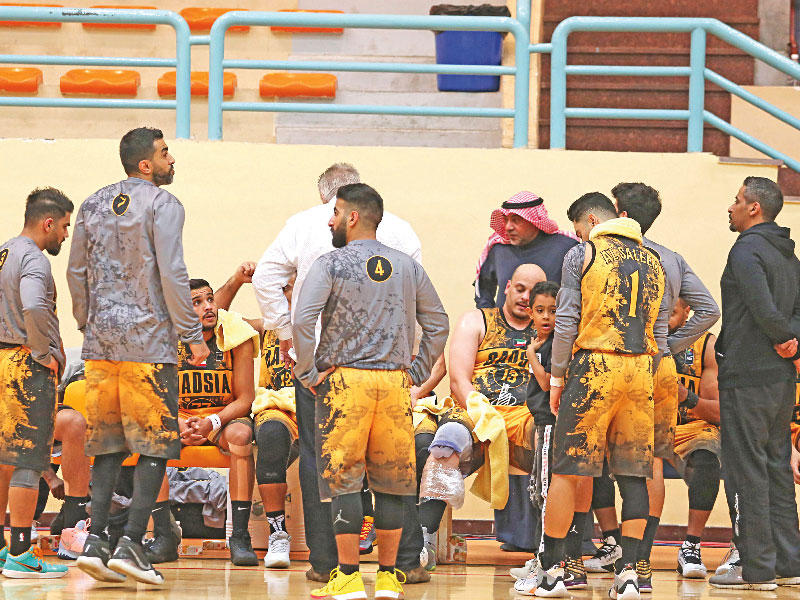 جوردانكو يوجه لاعبي القادسية في لقاء سابق