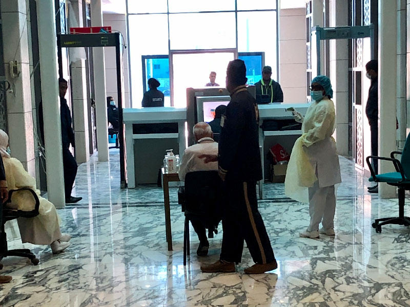 جانب من عملية فحص مرتادي مجمع الوزارات أمس