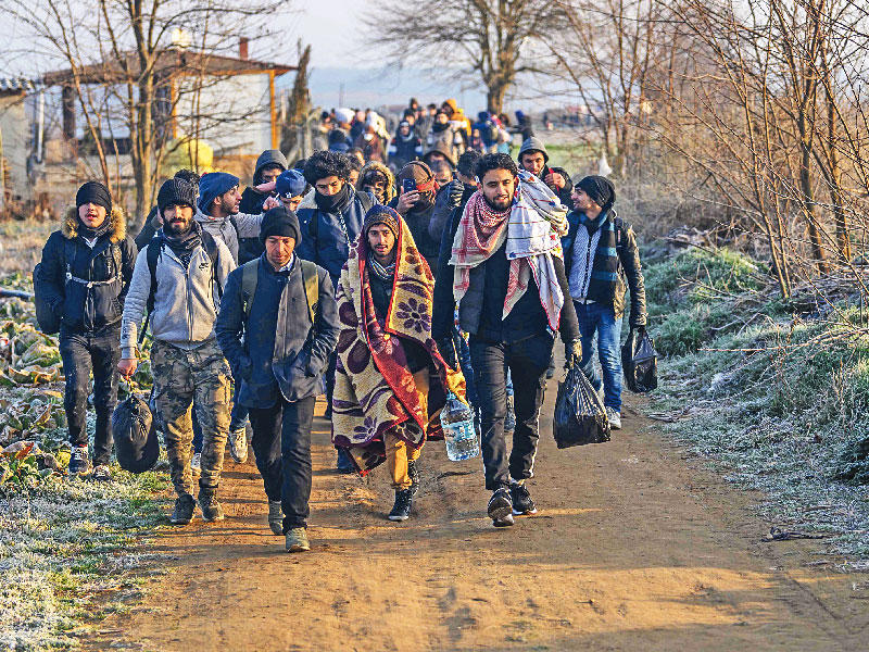 مهاجرون يتجهون لحدود اليونان أمس     (أ ف ب)