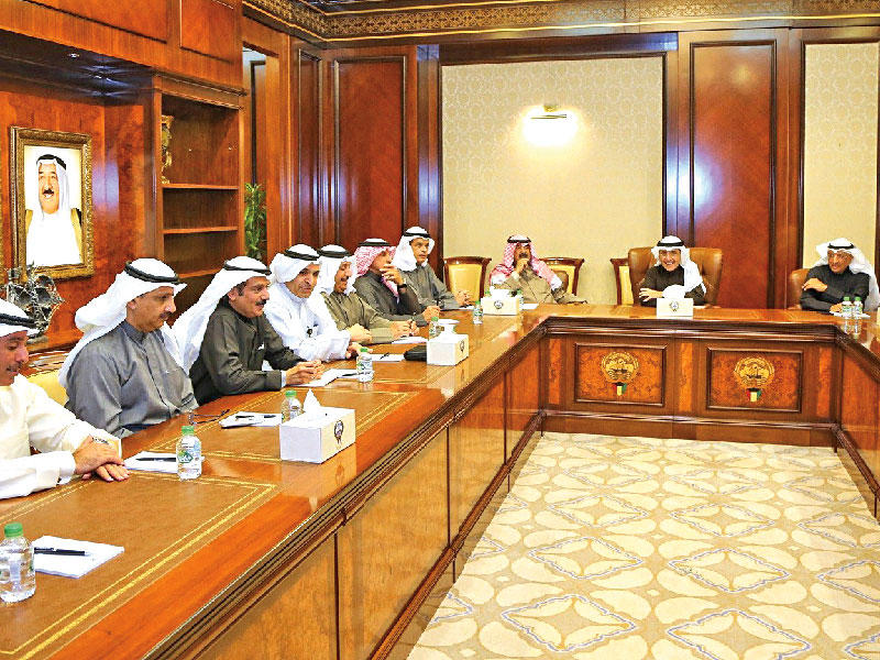 وزير الخارجية الشيخ د. أحمد الناصر خلال لقائه البعثات الدبلوماسية