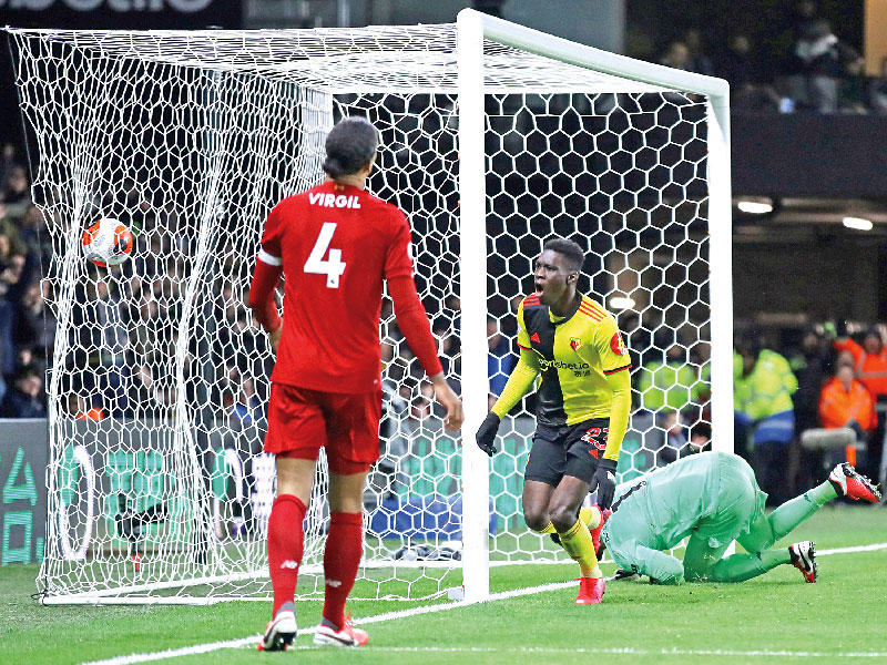 سار لاعب واتفورد يحتفل بعد إحرازه الهدف الأول في مرمى ليفربول