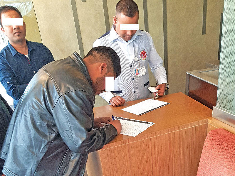 توقيع العاملين في «التربية» لإثبات الحضور أمس