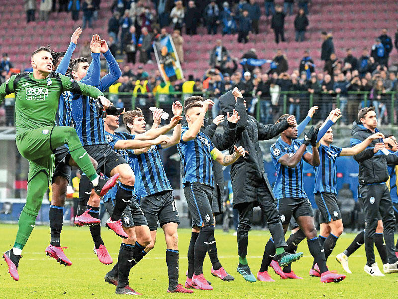 لاعبو أتالانتا خلال مباراة سابقة