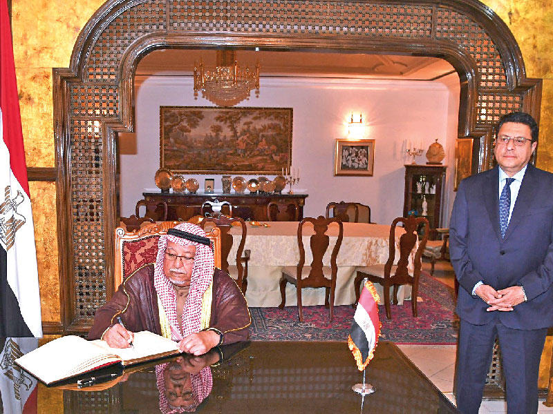 وزير شؤون الديوان الأميري الشيخ علي الجراح ينقل تعازي سمو الأمير بوفاة الرئيس مبارك