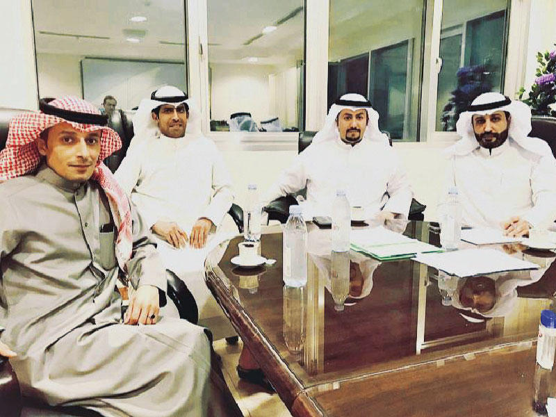 جانب من اجتماع لجنة الطوارئ في «تعاونية الجهراء»