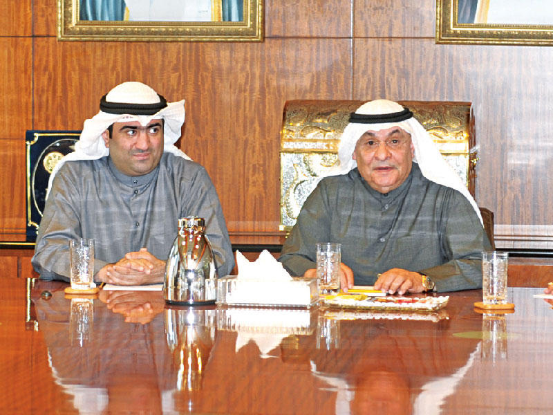 الصقر والروضان في جلسة مجلس إدارة الغرفة أمس