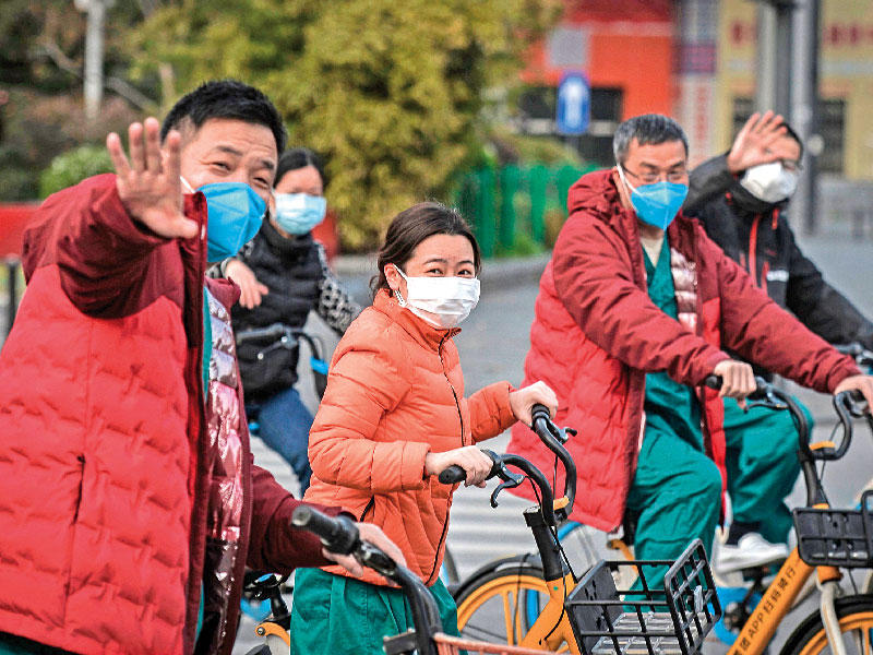 ممرضون في ووهان الصينية بعد انتهاء دوام عملهم  (ا ف ب)