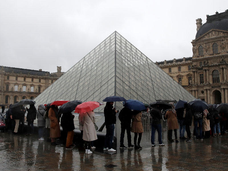 زوار متحف اللوفر اثناء أغلاقه من قبل  الموظفين بسبب تفشي فيروس كورونا في باريس
