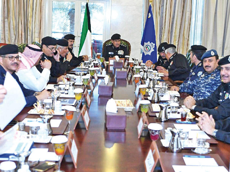 وكيل وزارة الداخلية الفريق عصام النهام مترئساً اجتماع «الداخلية» أمس