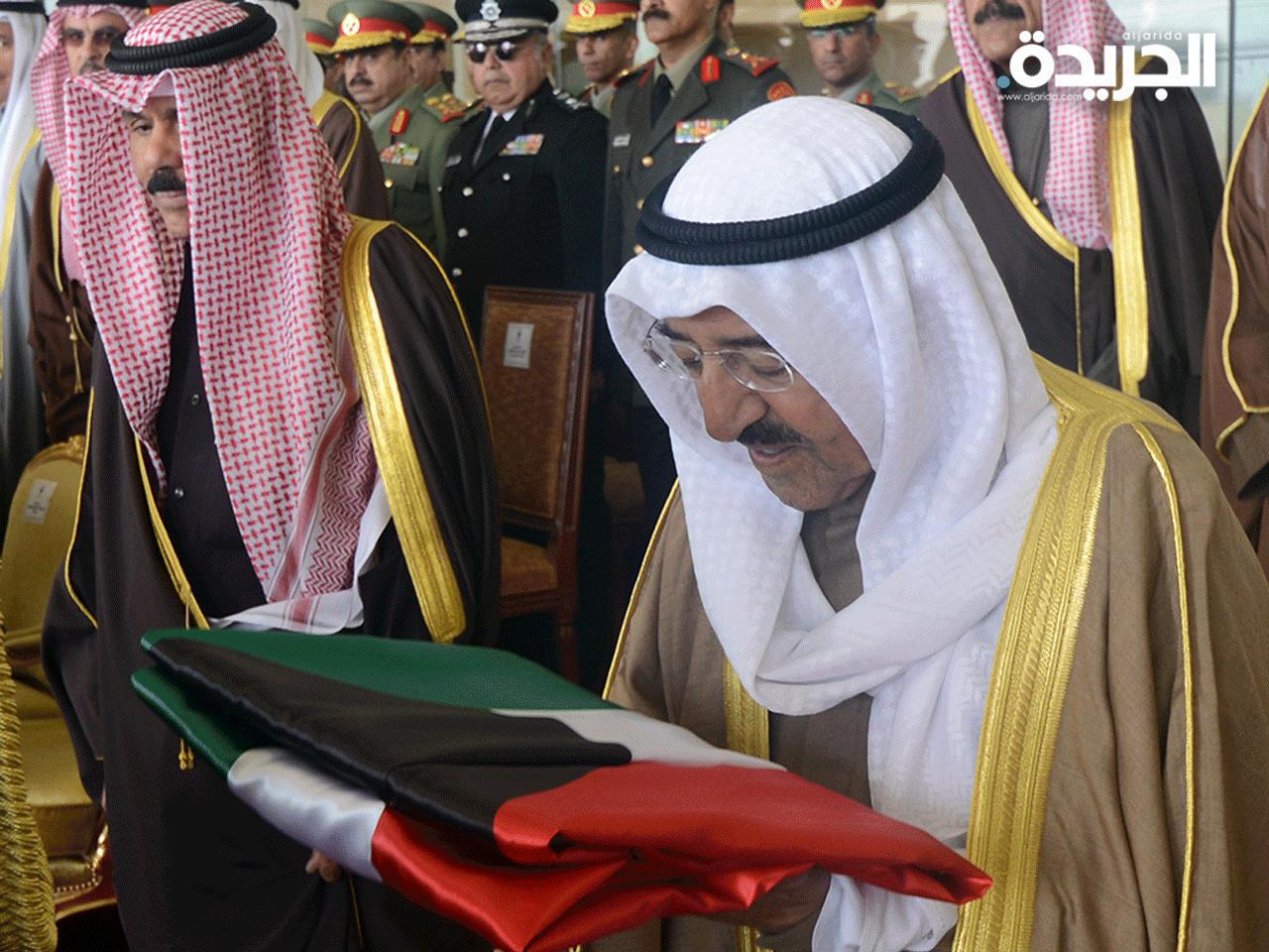 سمو الأمير البلاد الشيخ صباح الأحمد مقبلاً العلم في مناسبة سابقة