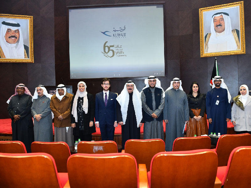 الأمين العام للمجلس الوطني للثقافة والفنون والآداب كامل العبدالجليل، والمديرة العامة للمكتبة الشيخة رشا نايف الجابر ومدير دائرة العلاقات العامة والإعلام في الخطوط الجوية الكويتية فايز العنزي يتوسطون بعض الحضور