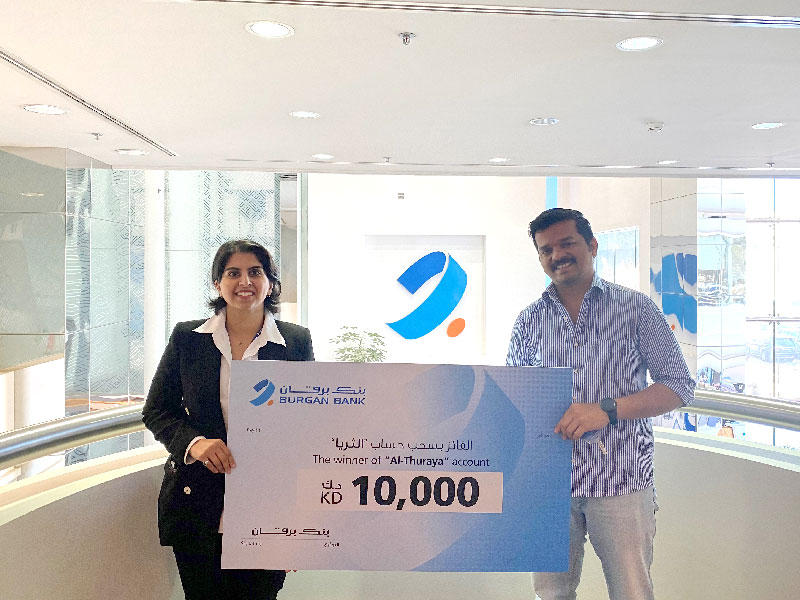 الفائز بسحب حساب الثريا للراتب الشهري يتسلم الجائزة المقدمة من بنك برقان