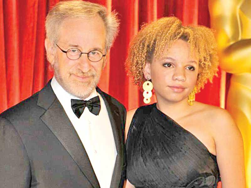  ميكايلا مع والدها المخرج ستيفن سبيلبيرغ