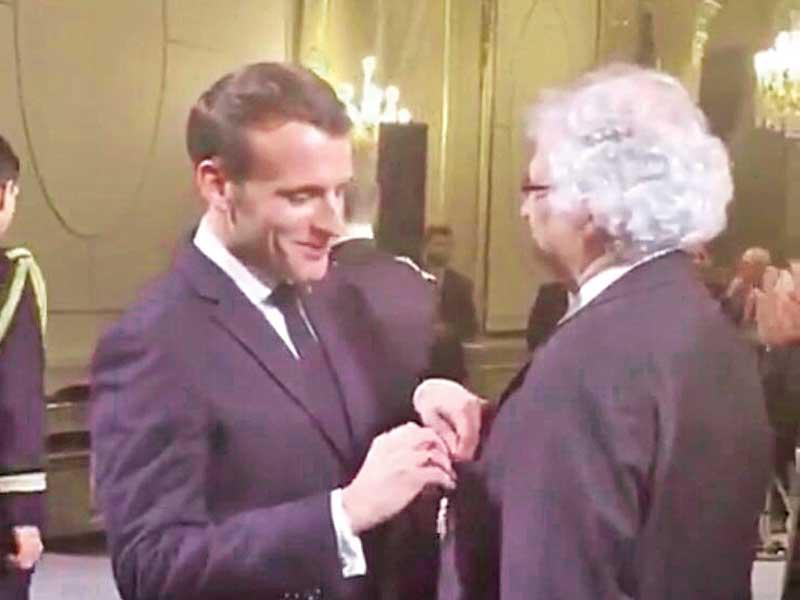 ماكرون يقلد معلوف الوسام الرفيع 