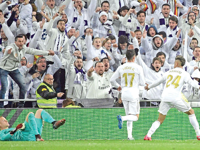 دياز نجم ريال مدريد يحتفل بهدفه في مرمى برشلونة