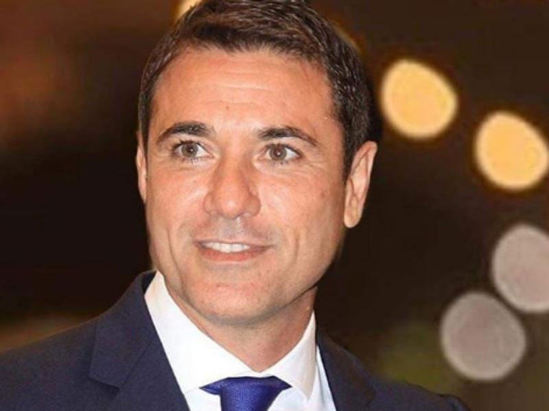 النجم أحمد عز