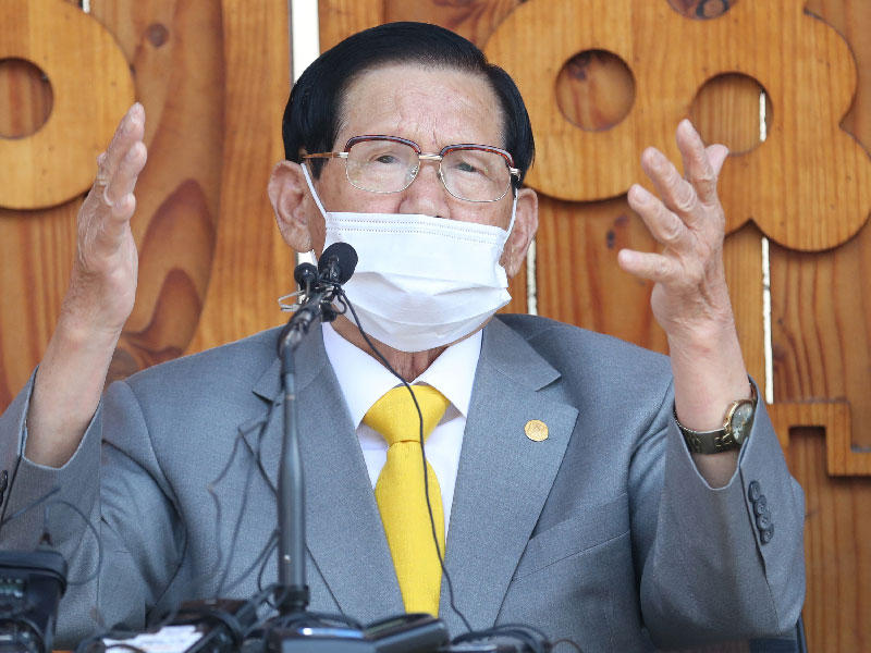 زعيم طائفة «شينتشونغي» (كنيسة يسوع) المسيحية في كوريا الجنوبية  لي مان هي