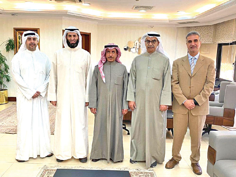 البدر والمعجل يتوسطان عدداً من الحضور عقب الاجتماع