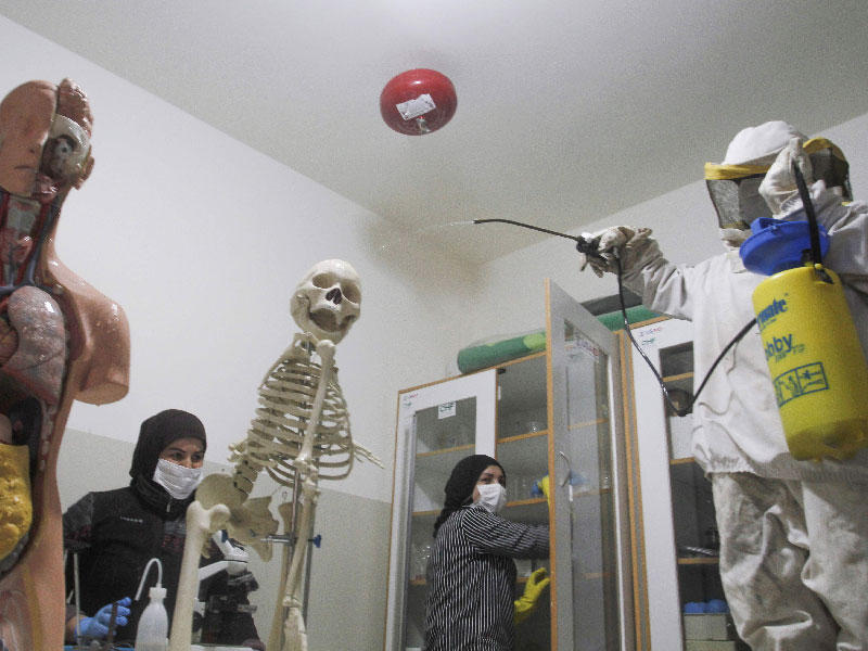 لبنانيون يرشون مطهرًا في قاعات الدراسة وقاعات المدرسة