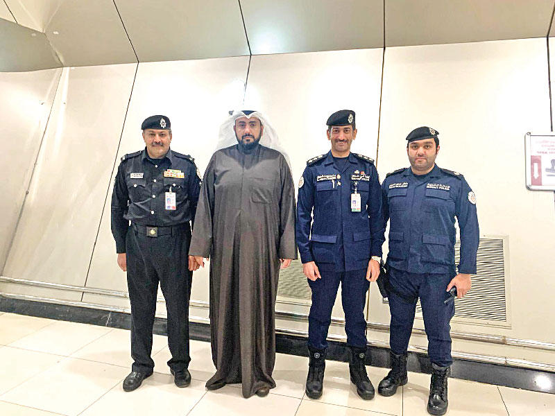 وزير الصحة متوسطاً رجال أمن المطار