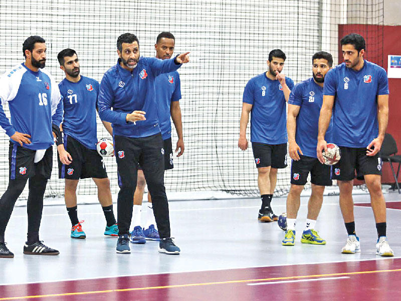 أبوالمجد يوجه لاعبيه خلال تدريب سابق في معسكر قطر 