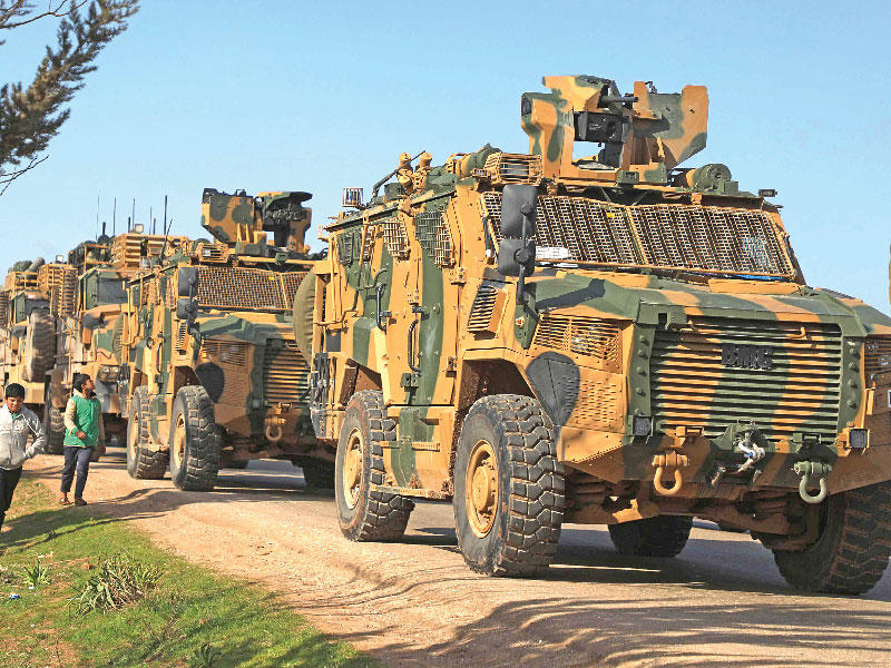 قافلة تركية على طريق إدلب السريع  أمس        (أ ف ب)