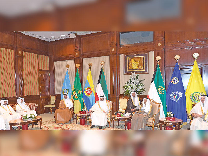 سمو أمير البلاد الشيخ صباح الأحمد مستقبلاً الشايع ورئيس المحاسبة القطري أمس