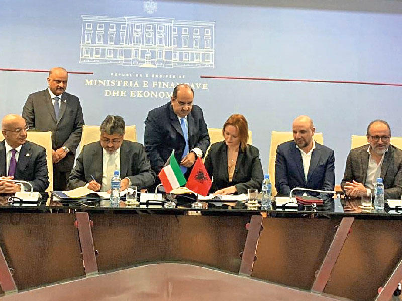 جانب من توقيع الصندوق الكويتي للتنمية الاقتصادية العربية اتفاقية قرض مع جمهورية ألبانيا