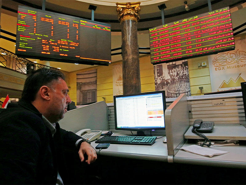 الأجانب يقلصون تخارجهم من أدوات الدين المصرية