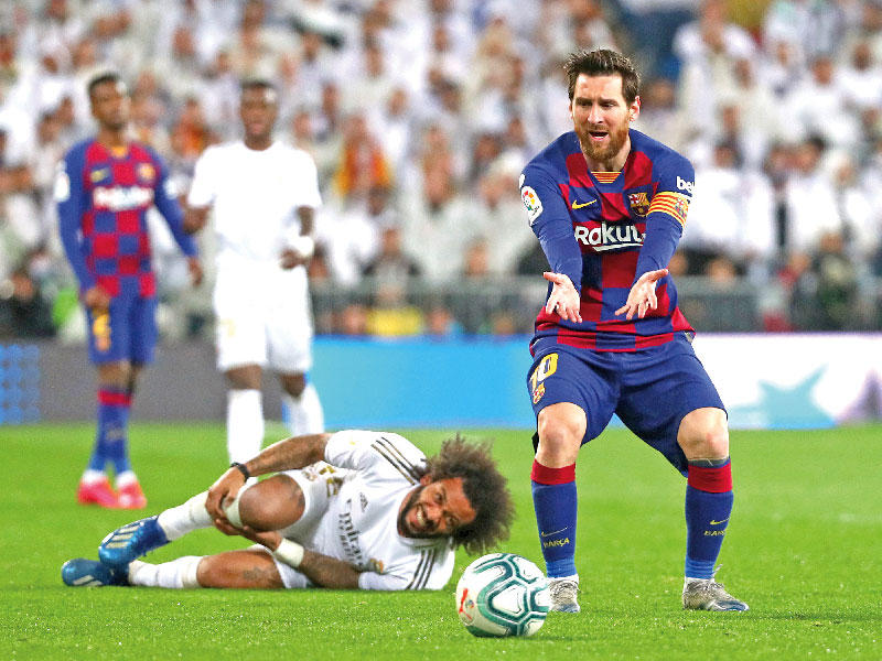 ميسي نجم برشلونة خلال مباراة الكلاسيكو