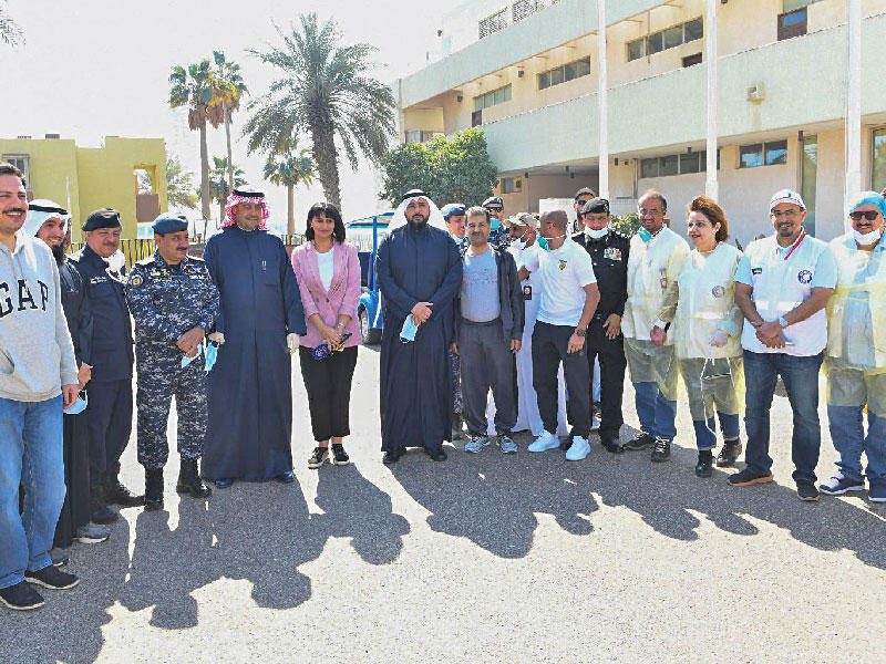 الصالح وباسل الصباح يتوسطان بعض المشاركين في الزيارة والمشرفين على المحاجر الصحية