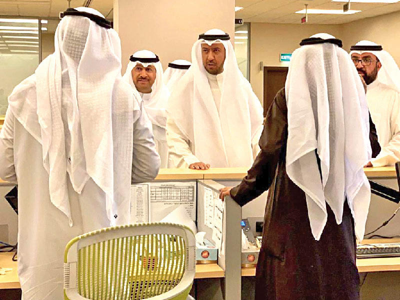 وزير العدل وزير الأوقاف والشــؤون الإسلامـــيــة المستــشــار د. فهد العفاسي  متفقداً محكمة الجهراء أمس