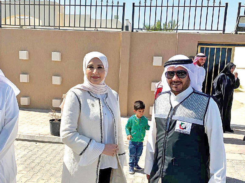 وزيرة الشؤون الاجتماعية وزيرة الدولة للشؤون الاقتصادية مريم العقيل خلال تفقدها دور الرعاية أمس