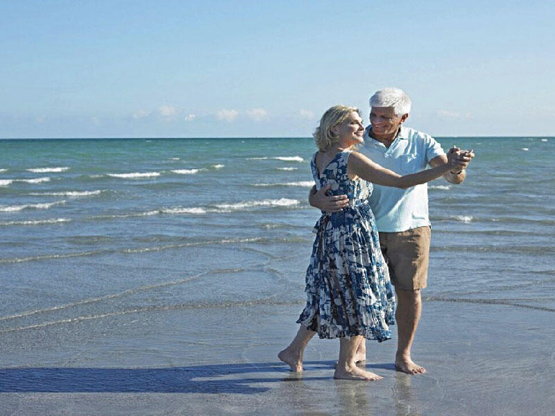 الأقارب والأصدقاء المخلصون يجلبون السعادة