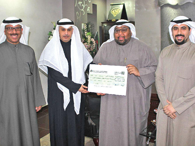 جانب من تسلم زكاة «تعاونية علي الصباح»