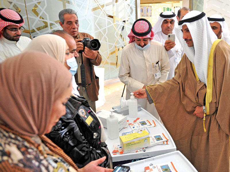 رئيس مجلس الامة مرزوق الغانم يعقِّم يديه في المجلس أمس