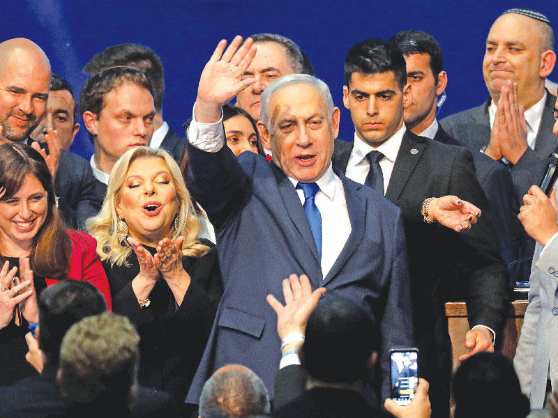 نتنياهو وزوجته سارة يحتفلان بمقر حزب «الليكود» في تل أبيب أمس         (رويترز)