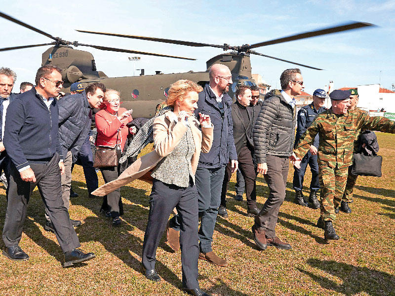 ميتسوتاكيس ولايين وميشال وساسولي على الحدود اليونانية - التركية أمس t(رويترز)