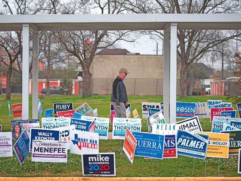 أميركي في طريقه للإدلاء بصوته في انتخابات «الثلاثاء الكبير» بهيوستن في تكساس أمس   (أ ف ب)