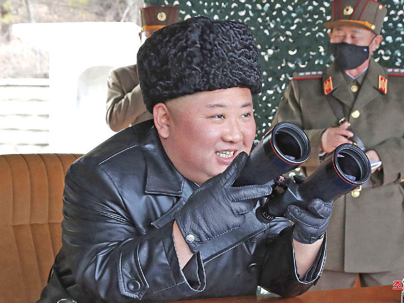 الزعيم الكوري الشمالي كيم جونغ 
