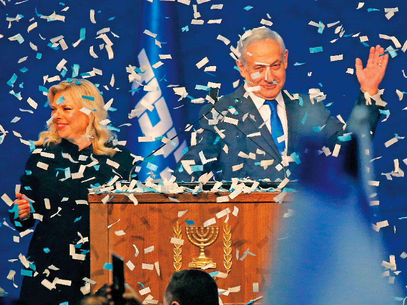 نتنياهو وزوجته سارة يحتفلان بمقر حزب الليكود في تل ابيب امس        (رويترز)