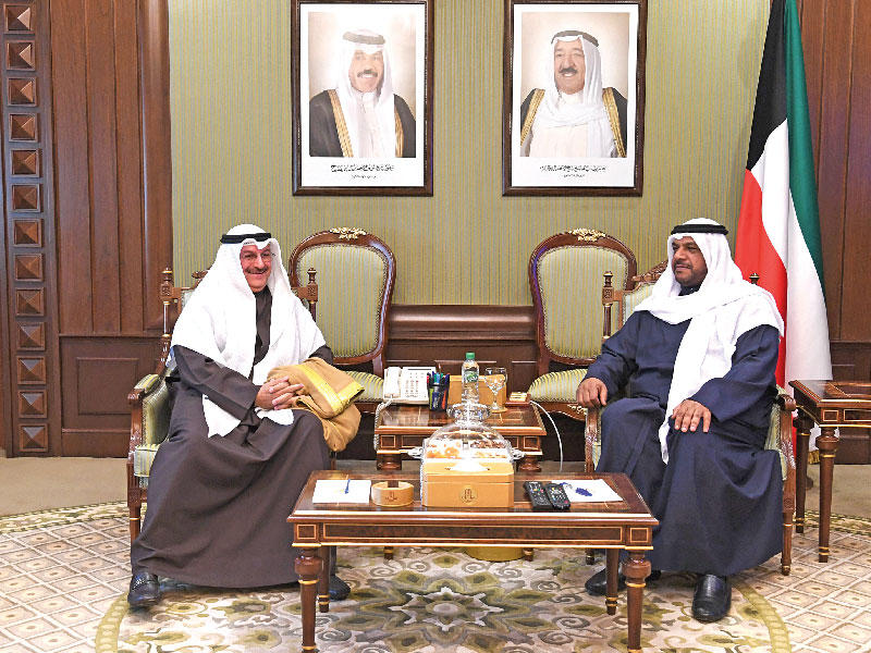 نائب رئيس مجلس الوزراء وزير الدفاع الشيخ أحمد المنصور مستقبلاً  سفير الكويت لدى لبنان عبدالعال القناعي أمس