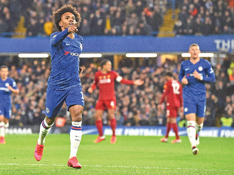 ويليان نجم تشلسي يحتفل بهدفه في مرمى ليفربول