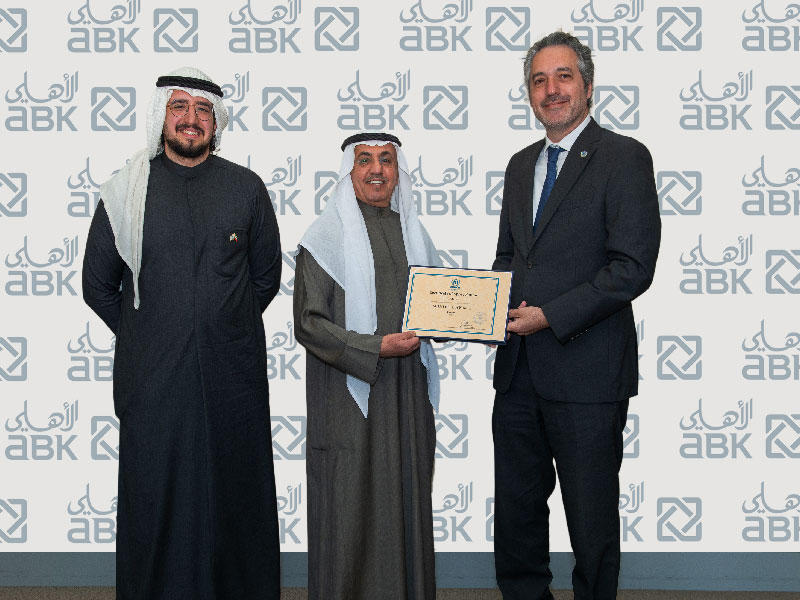فوزي الثنيان يتسلم شهادة الشكر من نادر النقيب وفواز الخالدي